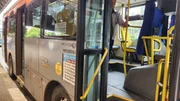 Ônibus da Transwolff circulam normalmente no dia em que MPSP faz operação da empresa por suspeita de ligação com o PCC; na imagem, ônibus da empresa no Terminal Santo Amaro