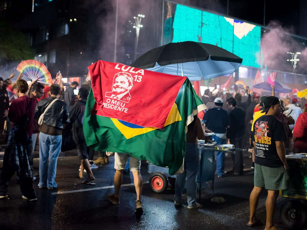 Apoiadores de Lula fazem festa na Avenida Paulista, em SP, após reeleição; veja fotos