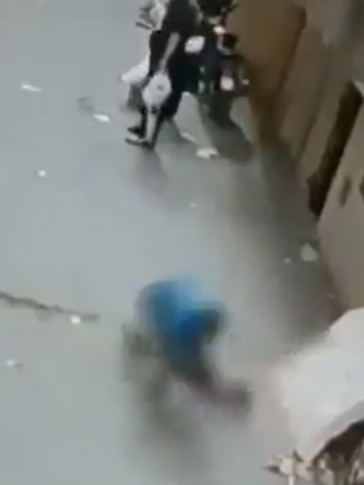 Homem salva criança que caiu de prédio segundos antes de atingir o chão; veja o vídeo