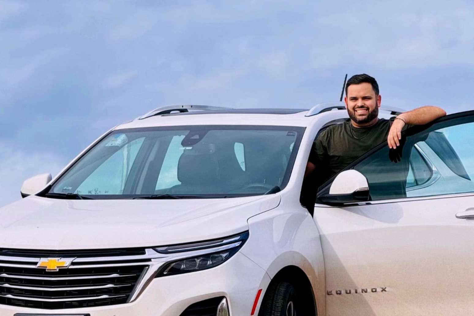 Michel, ex-BBB, posa ao lado de carro