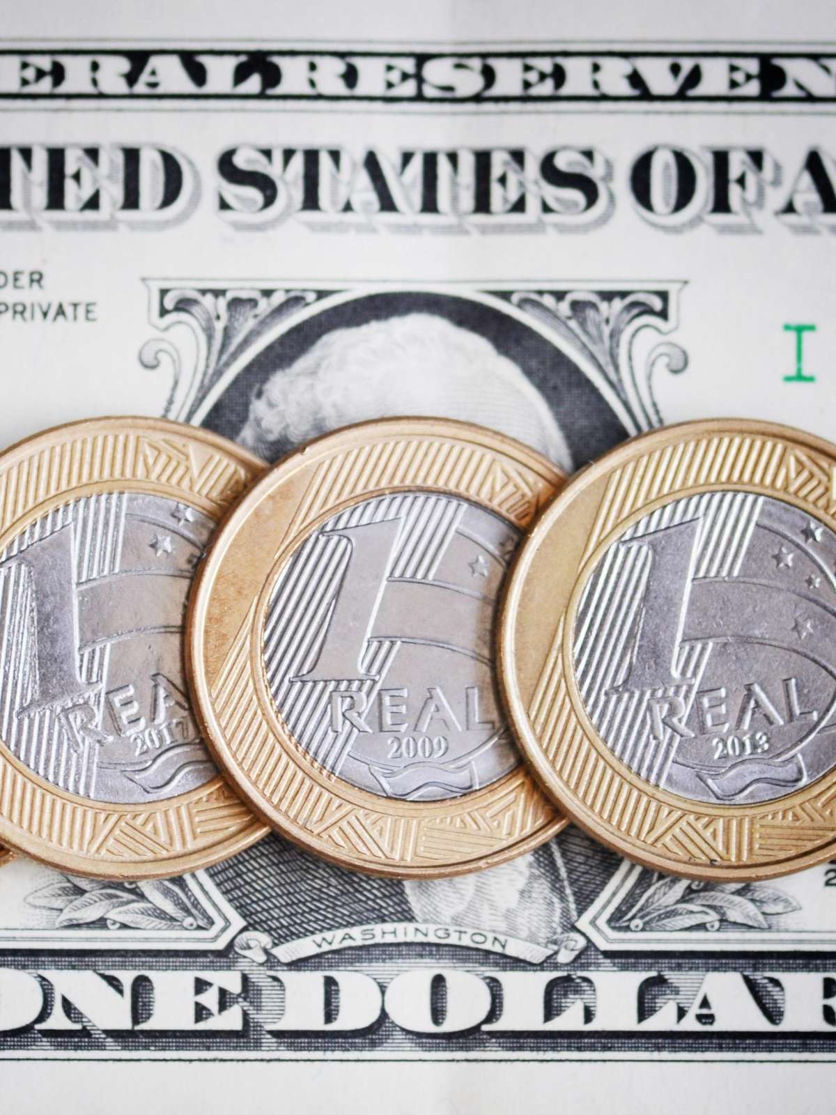 Bolsa tem 'circuit breaker' no início do pregão, dólar dispara a R$ 5,60 e Tesouro cancela leilões