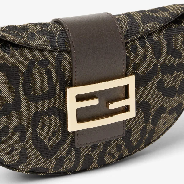 Fendi Croissant está de volta; confira inspirações para combinar a bolsa