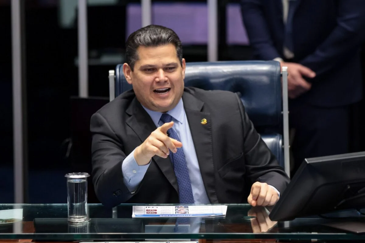 Imagem da matéria: Alcolumbre sinaliza colocar fim da 6x1 em votação na próxima semana