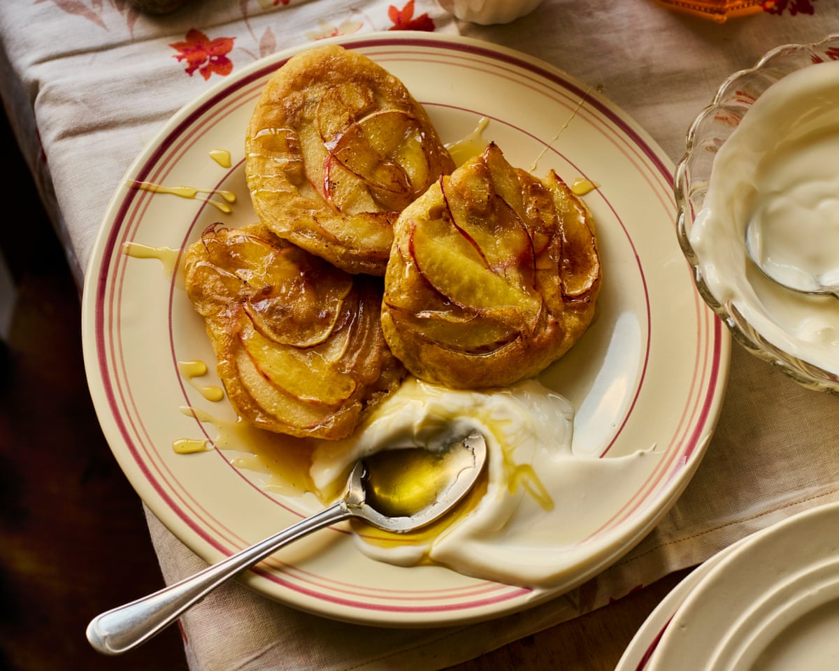 De panquecas para o café da manhã a acompanhamentos para o jantar e pudim: as receitas de maçã de Alissa Timoshkina