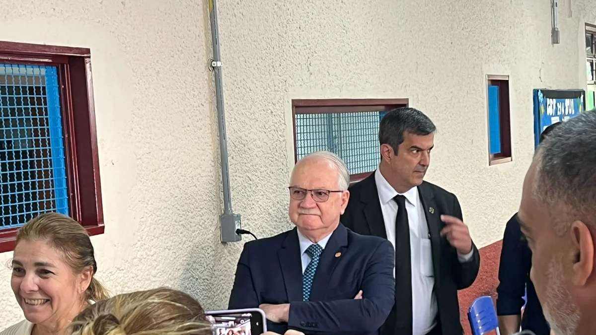 Presidente do STF, Fachin vota no 1º turno e destaca "soberania popular"