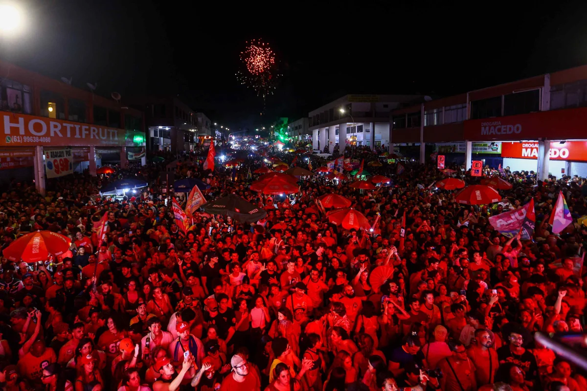 Apoiadores do presidente Lula comemoram reeleição do petista na região do Bar do Pardim eleicoes 2026 metropoles
