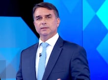 Flávio Bolsonaro tem 24 horas para entregar passaportes à PF após ordem de Moraes