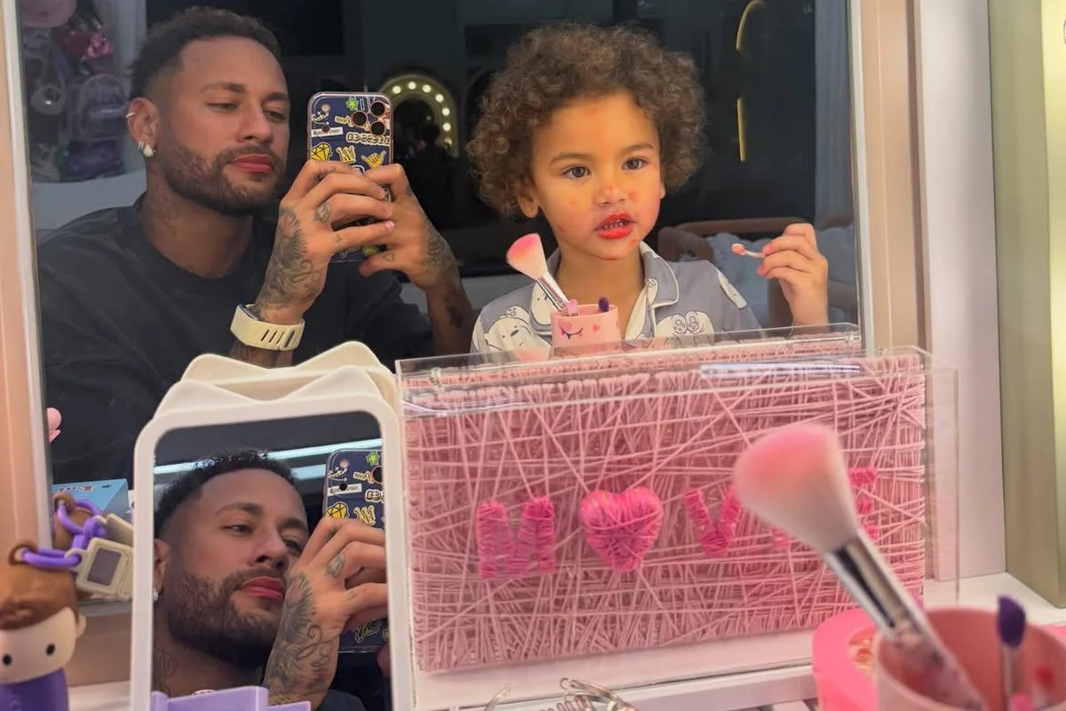Foto colorida de Neymar e Mavie - Metrópoles