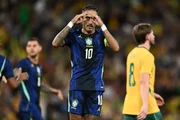 Raphinha foi desconvocado do último amistoso da Seleção após sentir lesão na coxa