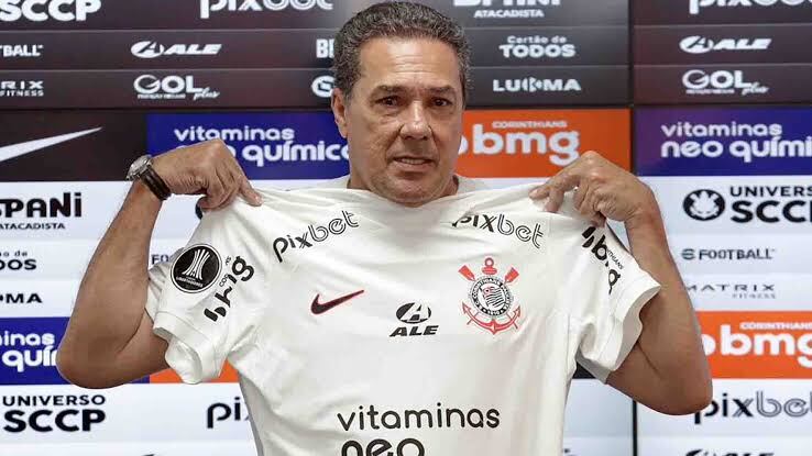 Luxemburgo considerou um erro a contratação de Seedorf. Agora o Corinthians quer contratá-lo para trabalhar com o holandês. E tentar evitar o rebaixamento