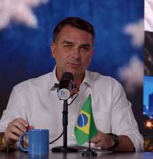 Flávio Bolsonaro em live no YouTube Foto: @ TVCelularFlavioBolsonaro via YouTube / Estadão