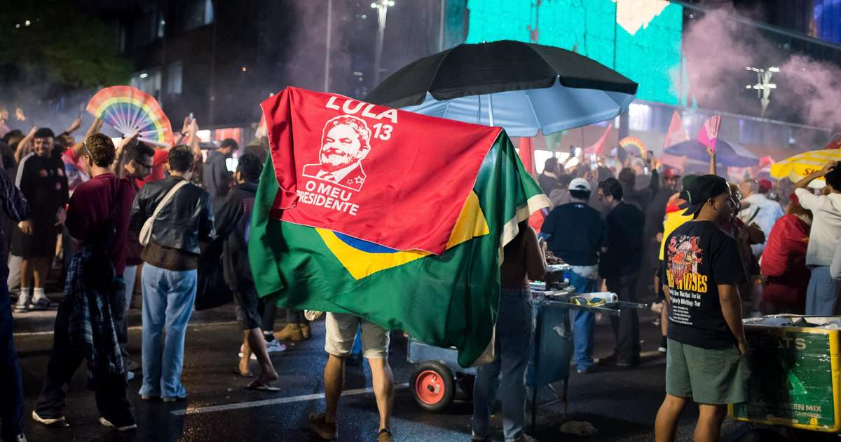 Apoiadores de Lula fazem festa na Avenida Paulista, em SP, após reeleição; veja fotos