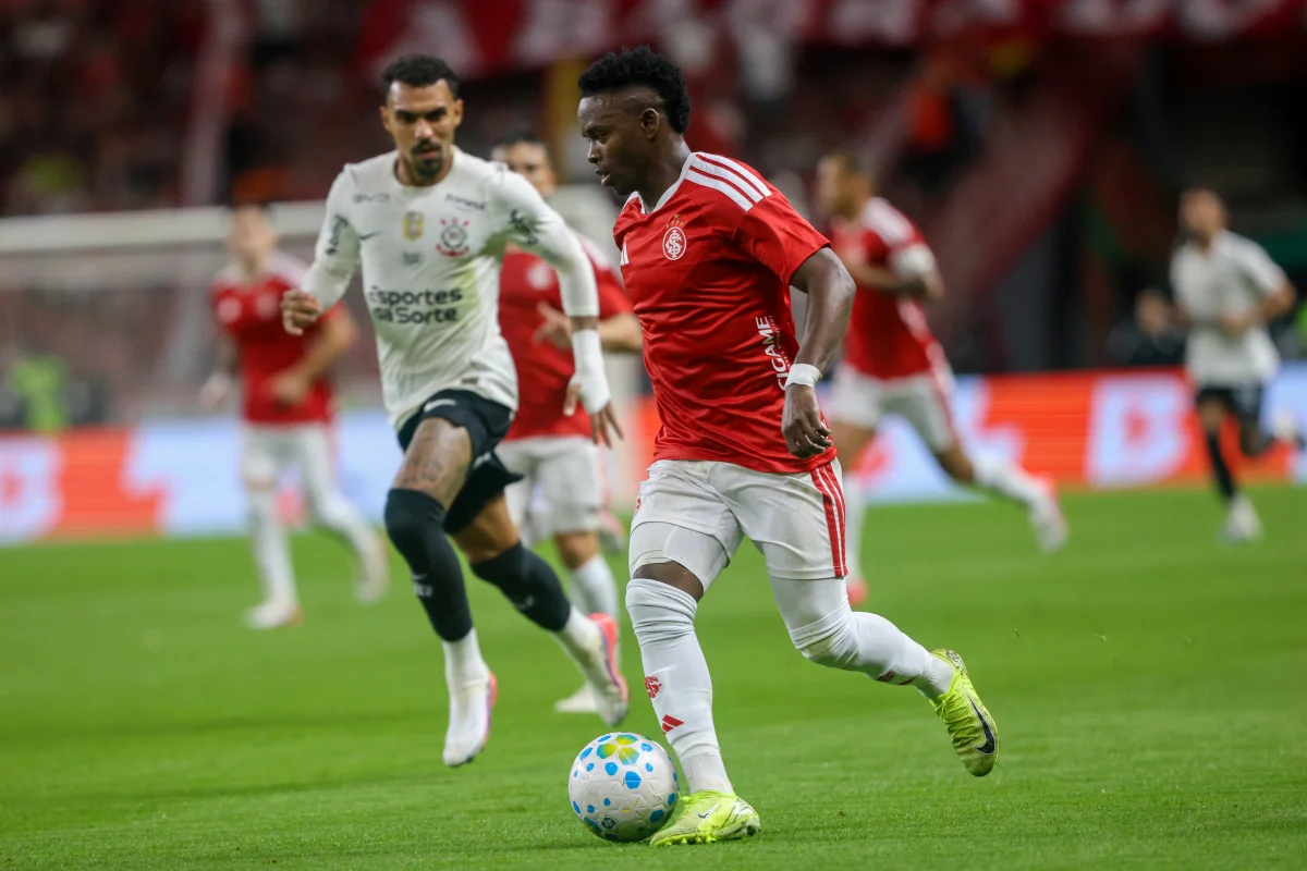 Em cenário de caos, Internacional e Corinthians lutam contra o rebaixamento