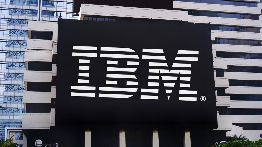 IBM supera expectativas e eleva projeção de receita com software