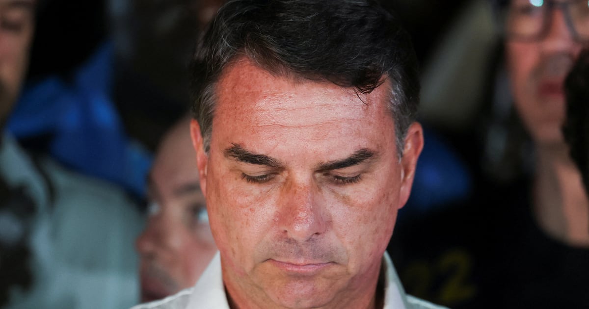 Flávio Bolsonaro tem 24 horas para entregar passaportes à PF após ordem de Moraes