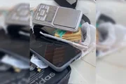 Cigarro de maconha, balança de precisão e dinheiro