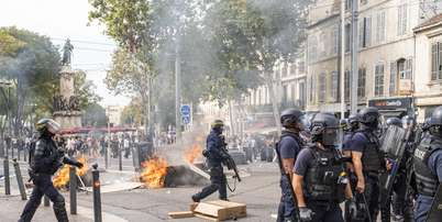 Um grupo reunido na Praça Reforme ergue barricadas para bloquear a polícia em 6 de outubro de 2026, em Marselha, França Foto: Sener Yilmaz Aslan/Getty Images