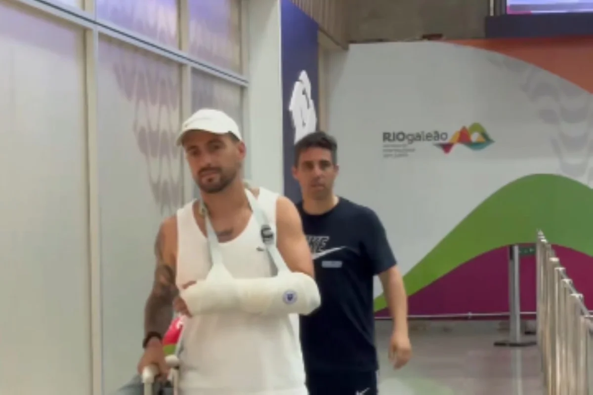 Imagem colorida de Giorgian de Arrascaeta chegando ao Rio de Janeiro- Metrópoles
