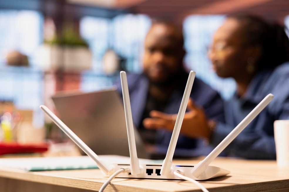 Espelho perto do roteador? O erro que pode estar arruinando seu Wi-Fi