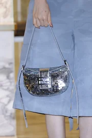 Fendi Croissant está de volta; confira inspirações para combinar a bolsa