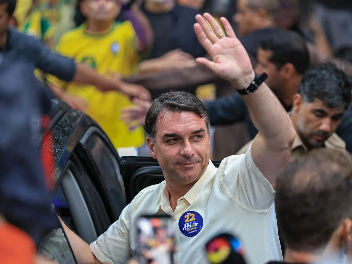 "Operação Alba": aliado de Trump explica qual é o plano com Flávio nos EUA