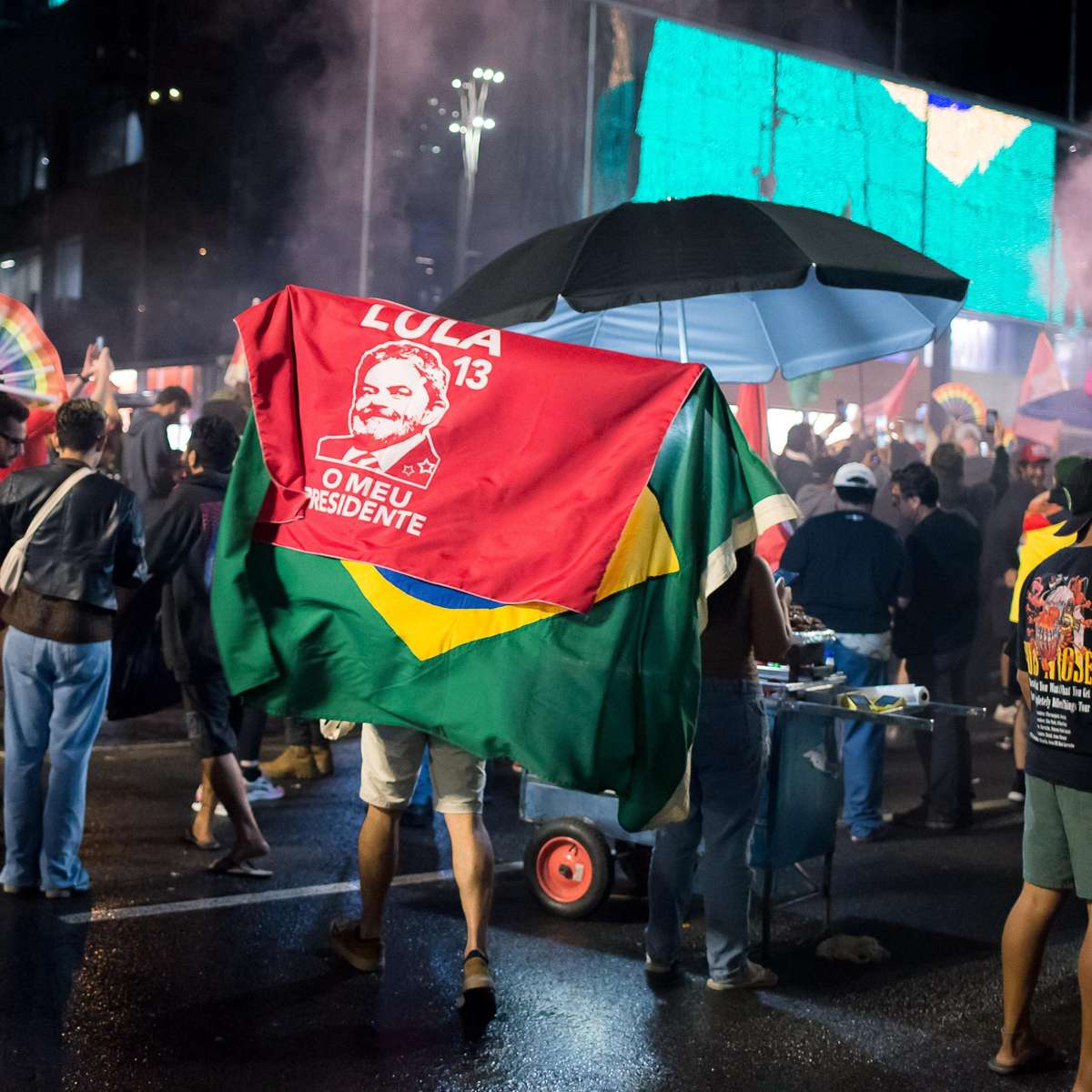 Apoiadores de Lula fazem festa na Avenida Paulista, em SP, após reeleição; veja fotos