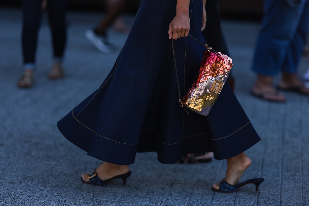 Fendi Croissant está de volta; confira inspirações para combinar a bolsa