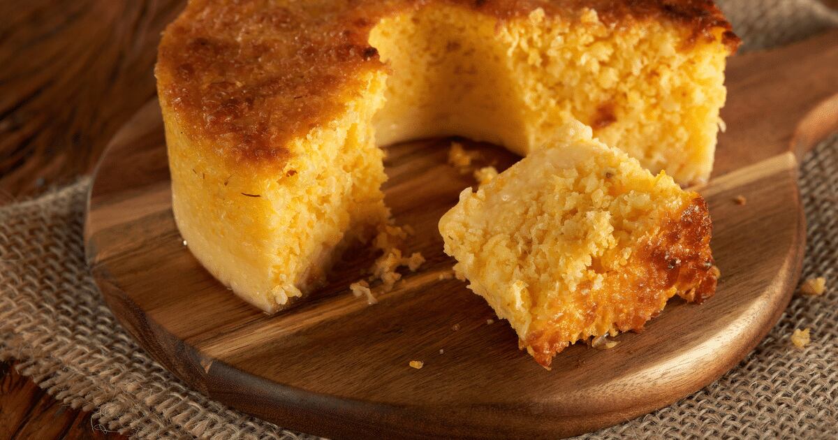 Tem milho-verde em casa? Faça este bolo cremoso de liquidificador para o café da tarde