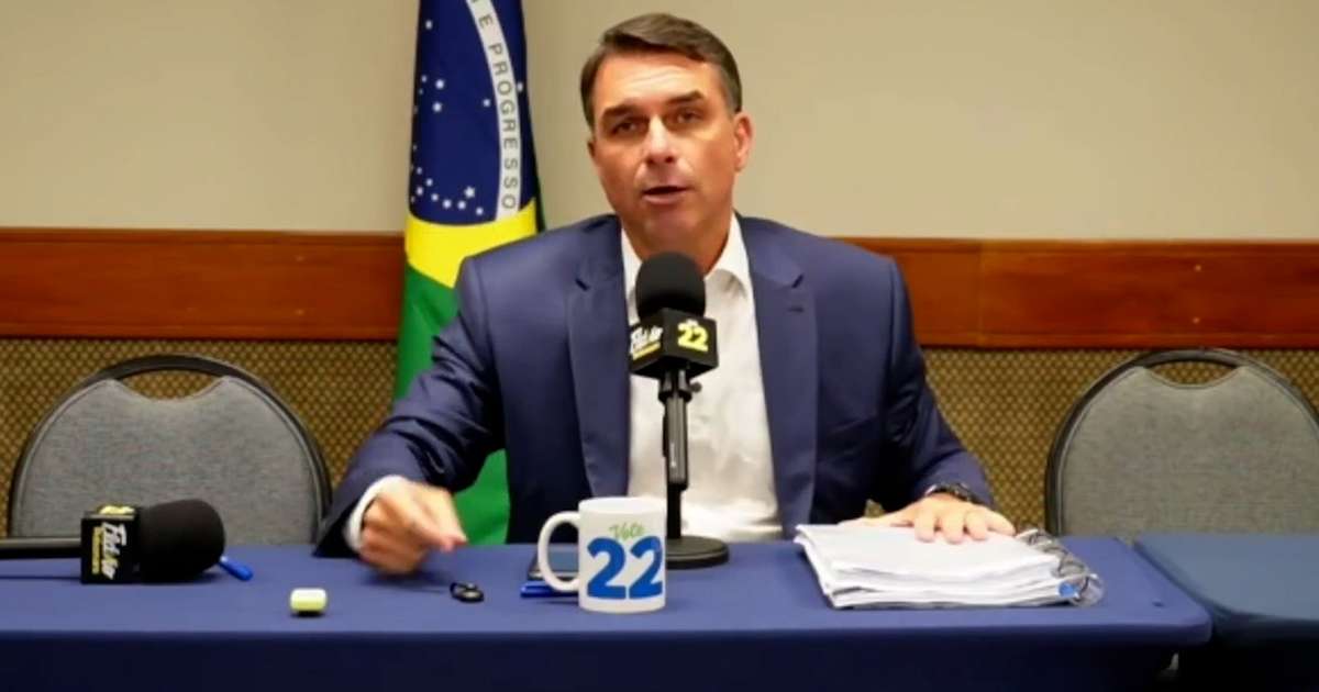 Após debate cancelado, Flávio Bolsonaro culpa Lula por 'interferência judicial', improvisa live com aliados e faz campanha por voto útil