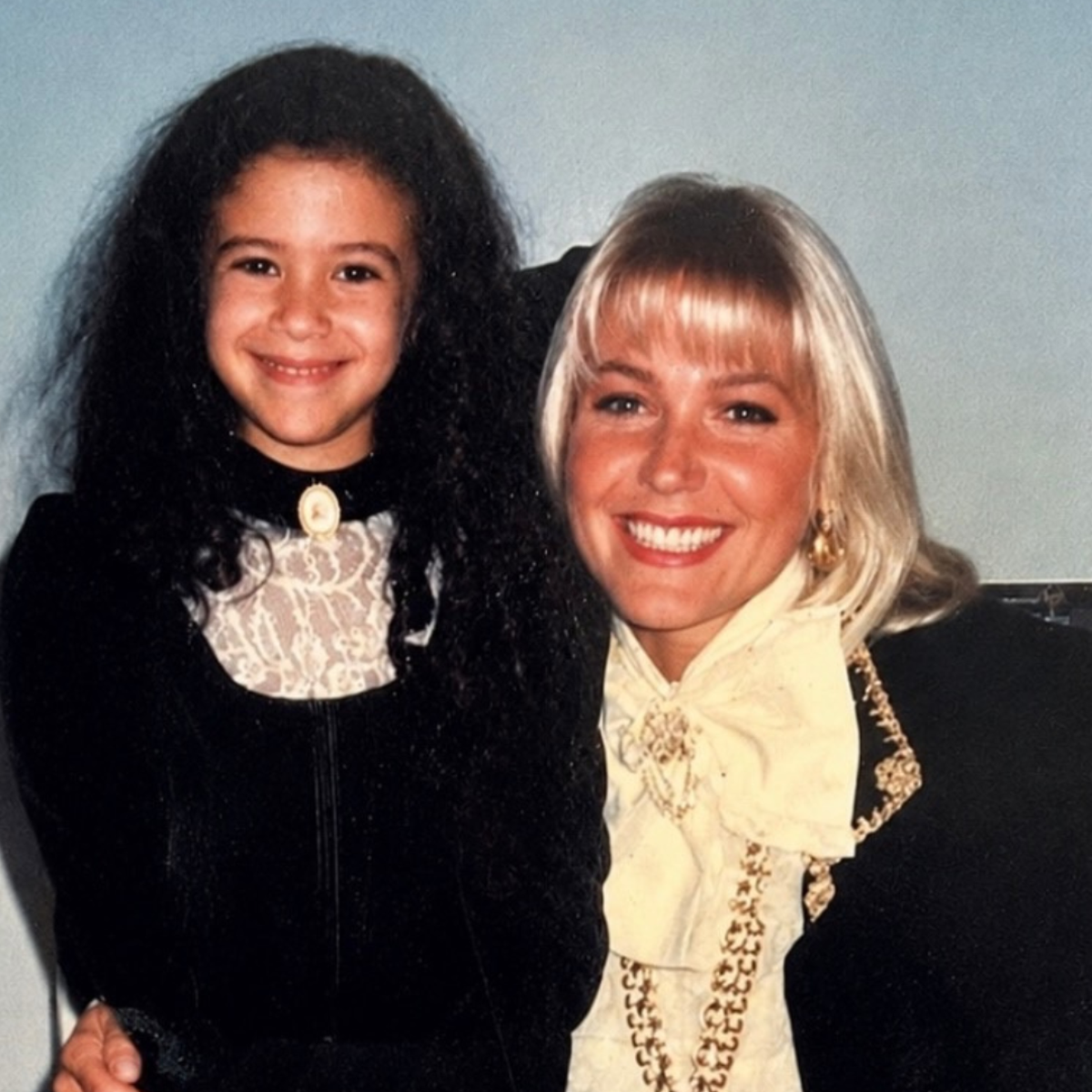 Ex-atriz mirim da Globo resgata foto com Xuxa e comenta trabalho atual como educadora