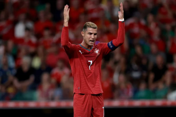 Cristiano Ronaldo pede desculpa aos torcedores e companheiros de Portugal