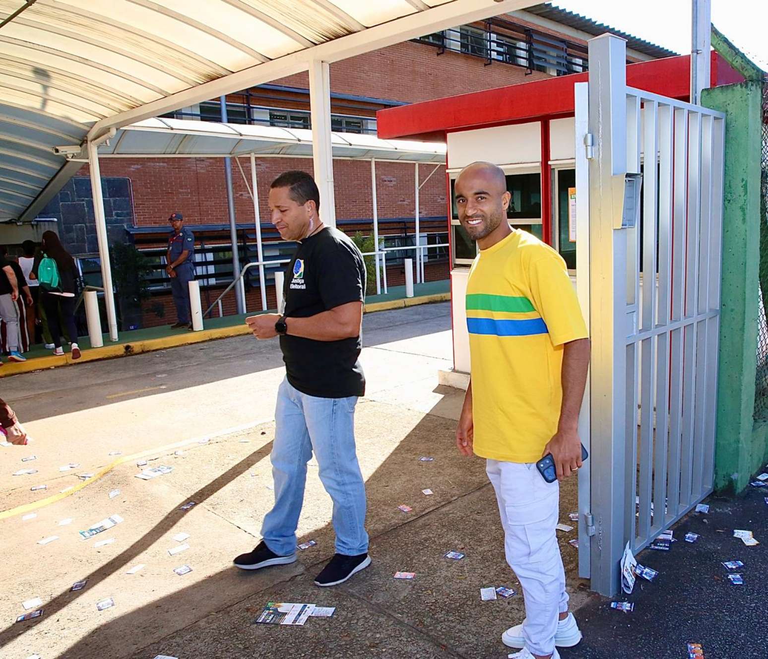 Lucas Moura votando em S&atilde;o Paulo, em 4 de outubro de 2026