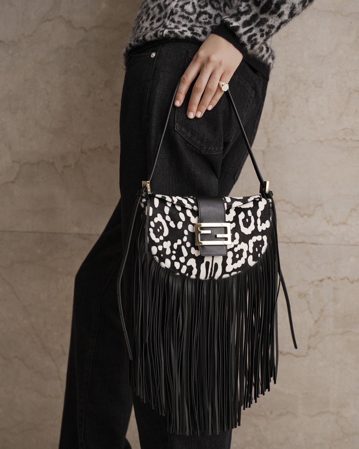 Fendi Croissant está de volta; confira inspirações para combinar a bolsa