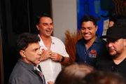 Flávio Bolsonaro recebe apoio de mais de 30 cantores sertanejos em Goiás