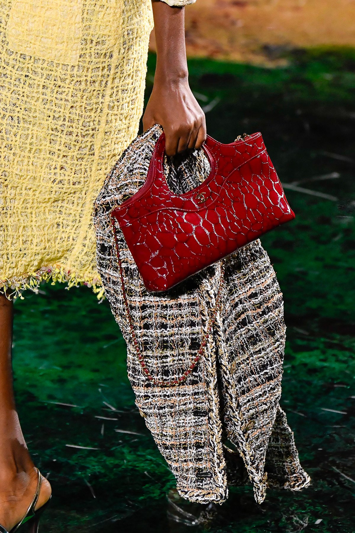 Modelo nigeriana que recriava desfiles da Chanel estreia na maison em Paris