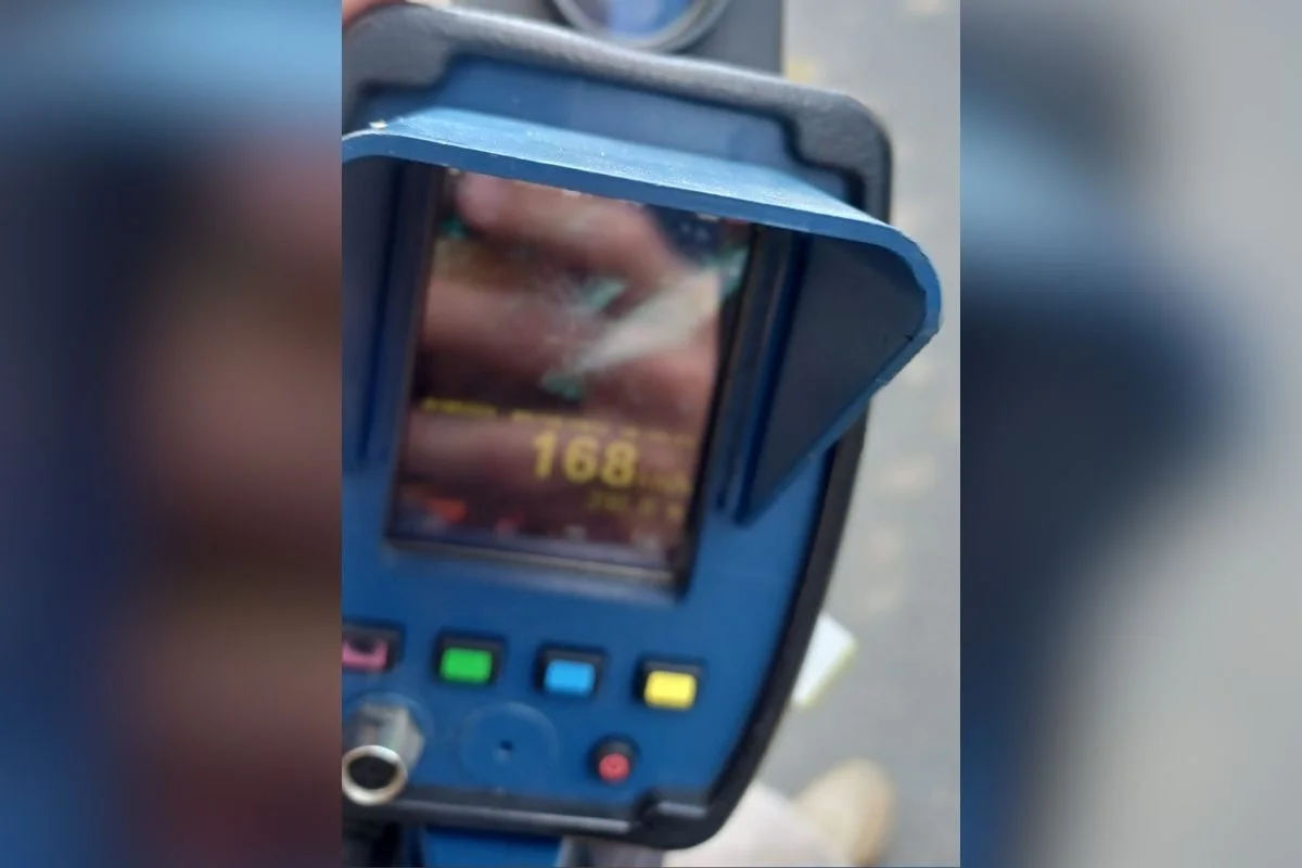 Foto colorida mostra radar exibindo velocidade atingida por motorista na rodovia Presidente Dutra.