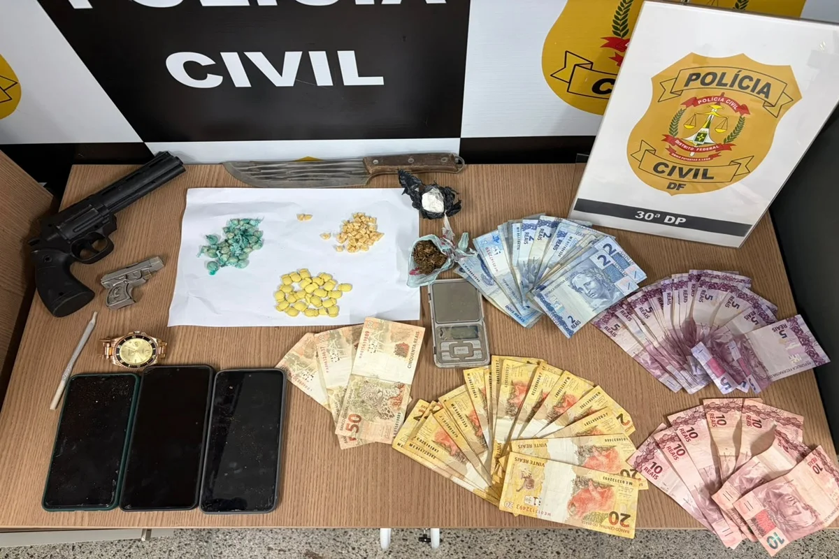 Dinheiro, celulares e armas apreendidas