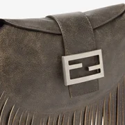 Fendi Croissant está de volta; confira inspirações para combinar a bolsa