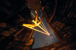 Lasers gigantes criam estrelas artificiais no céu do Atacama