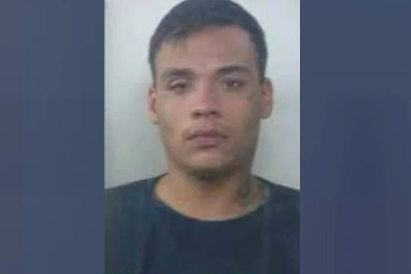 Vizinho suspeito de matar casal alega que passou noite em distribuidora - destaque galeria