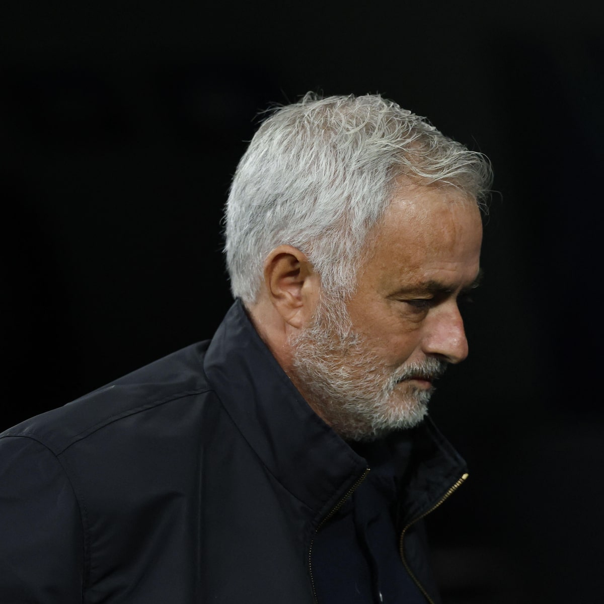 Mourinho promete títulos no Real Madrid e rebate provocação antes de clássico com Barcelona