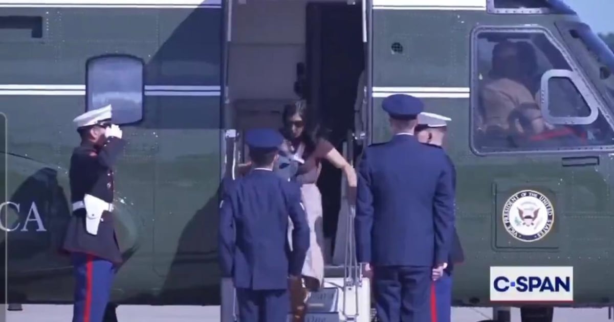 Segunda-dama dos EUA quase cai de escada de helicóptero enquanto segurava filho recém-nascido