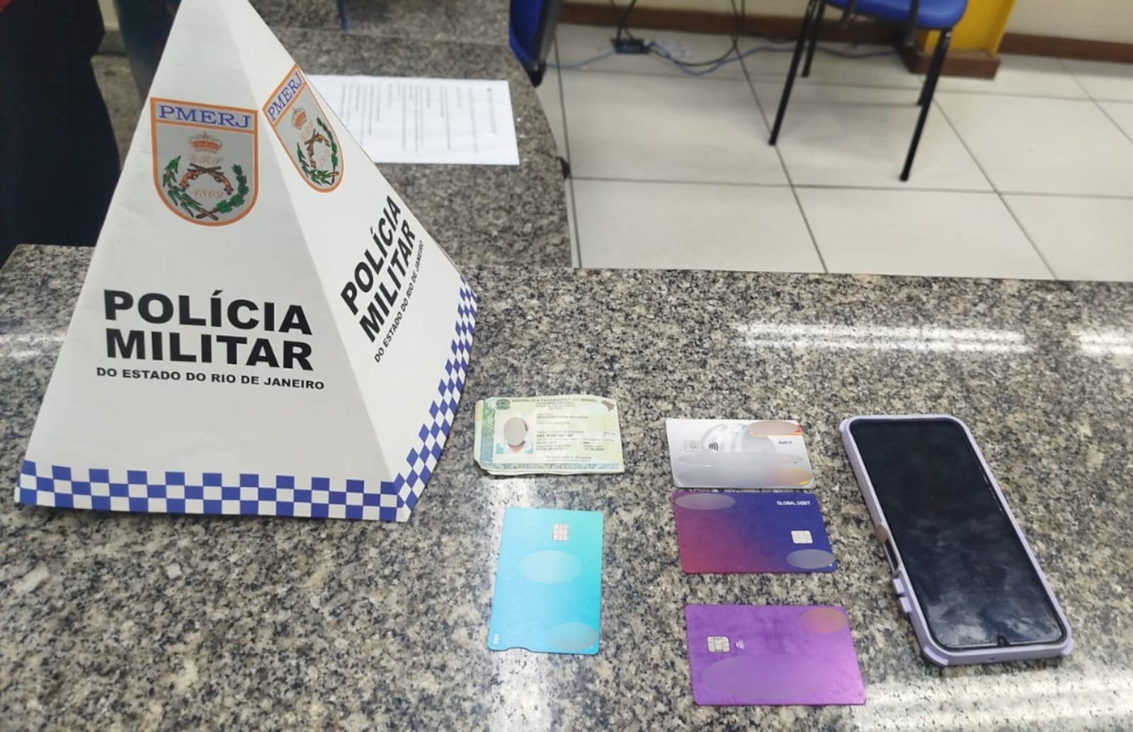 Agentes do 19º BPM encontraram cartões furtados com a suspeita Reprodução/Polícia Militar
