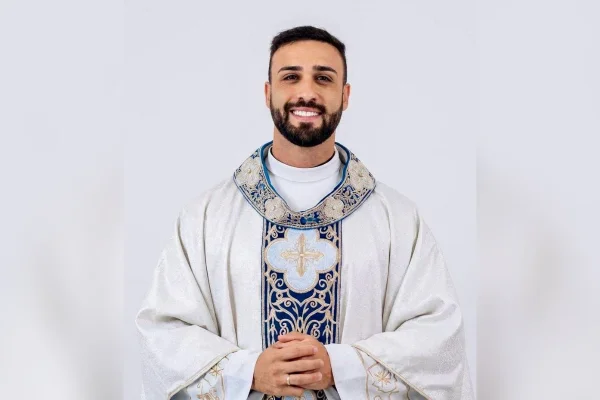 "Padre galã": saiba quem é o sacerdote que viralizou pela aparência em MG