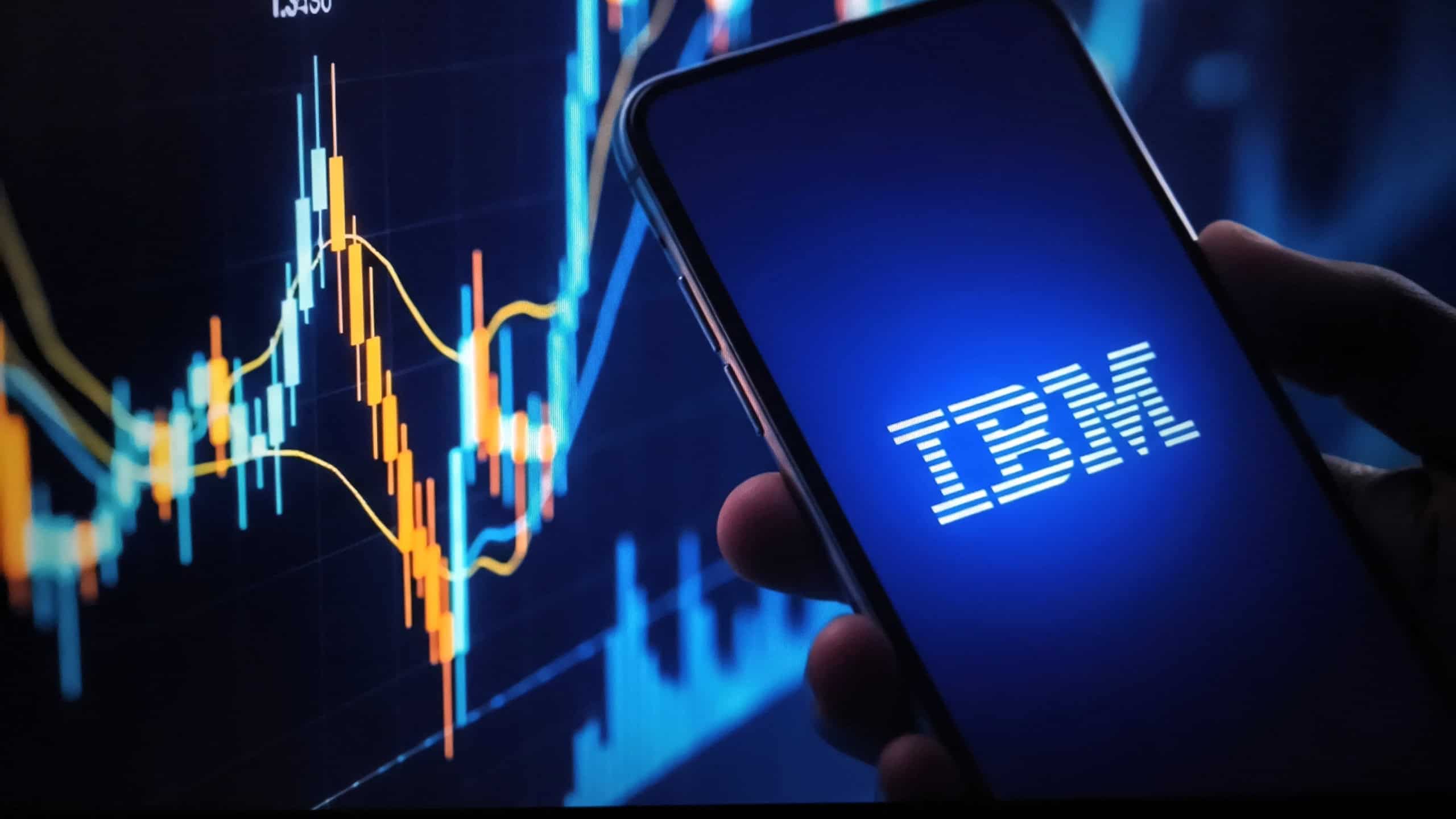 IBM supera expectativas e eleva projeção de receita com software