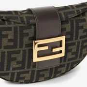 Fendi Croissant está de volta; confira inspirações para combinar a bolsa