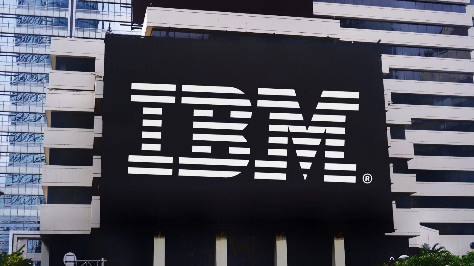 IBM supera expectativas e eleva projeção de receita com software
