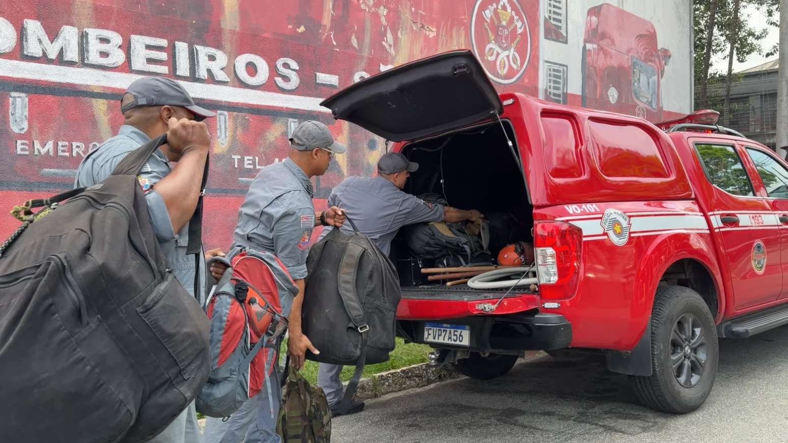 Equipes da Defesa Civil e Corpo de Bombeiros de São Paulo preparando equipamentos e suprimentos para embarque ao Amazonas