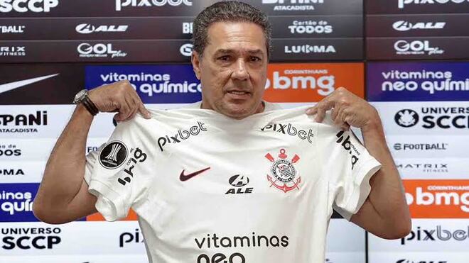 Luxemburgo considerou um erro a contratação de Seedorf. Agora o Corinthians quer contratá-lo para trabalhar com o holandês. E tentar evitar o rebaixamento