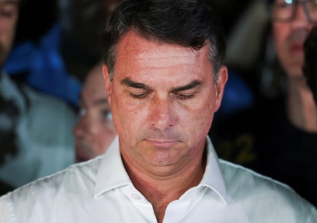 Flávio Bolsonaro tem 24 horas para entregar passaportes à PF após ordem de Moraes